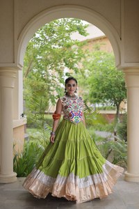 Lehenga Choli de créateur en rayonne pure, spécial Navratri, pour les fêtes, avec Chaniya Choli, Blouse, Dupatta, Sac à cordon et fermeture éclair - Product Image 2