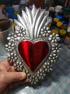 Decoración de Pared Vintage de Metal con Sagrado Corazón, Diseño de Esmalte Rojo y Paloma, Adorno Navideño Artesanal - Product Image 2