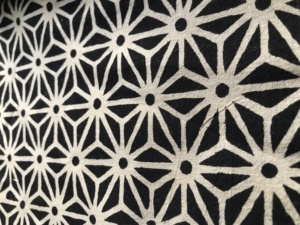 ผ้าฝ้ายพิมพ์ลายบล็อกสีดำขาว – ลายดาวเรขาคณิตแบบตาข่าย ผ้าฝ้ายอินเดียสำหรับชุดเดรสและเครื่องแต่งกาย - Product Image 3