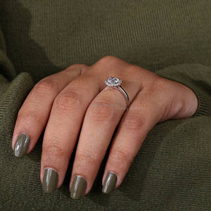 Bague de fiançailles en diamant de laboratoire de coupe ronde avec sertissage de halo en or blanc massif 18 carats et platine pour bague de mariage ou d'anniversaire - Product Image 2