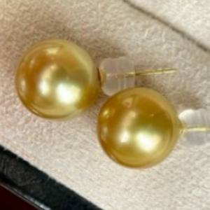 Boucles d'oreilles en or 18 carats, modèle minimaliste de base, perle verte paon, 9-8 mm, brillance miroir éblouissante, avec crochet d'oreille et boîte cadeau - Product Image 1