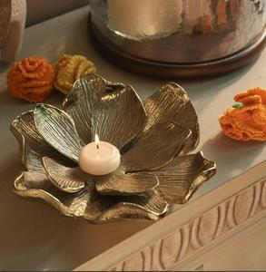 Portavelas de metal dorado con forma de loto, redondo, resistente al calor, decoración para el hogar - Product Image 1