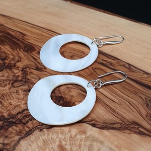 Boucles d'oreilles en coquille polie, bijoux artisanaux naturels, objets de collection, pour les soirées, par Curio Craft - Product Image 4