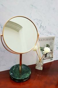 Miroir de maquillage de luxe sur pied avec base en marbre, miroir de toilette haut de gamme en métal doré, miroir de maquillage rotatif - Product Image 3