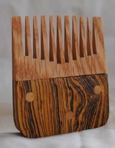 Mini peigne en bois fait main, peigne à cheveux de poche en bambou naturel, cadeau artisanal écologique - Product Image 3