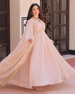 ชุดเดรสงานแต่งงานแบบ Anarkali สำหรับผู้หญิงรุ่นล่าสุด ตกแต่งด้วยผ้าจอร์เจตต์ลายดาว ประดับด้วยลูกปัดและงานปักดิ้นเลื่อม พร้อมผ้าคลุมไหล่ - Product Image 1