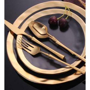 Ensemble de couverts en métal au fini élégant et raffiné, d'apparence luxueuse, pour les banquets de mariage, le service en restaurant et la décoration de la maison - Product Image 3