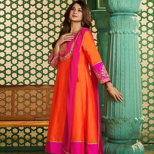 Conjunto de Kurta de Seda de Algodón Chanderi y Viscosa Pura Premium con Bordado de Lentejuelas y Dupatta de Chinon de 2.2 Metros - Product Image 1