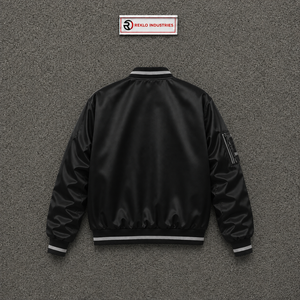 Chaqueta Varsity Negra Satinada Premium para Hombre y Mujer, Chaqueta Bomber Brillante Personalizada al por Mayor con Cuello y Puños Acanalados con Rayas Blancas - Product Image 6