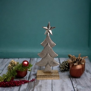 Élégant décor d'arbre de Noël en aluminium argenté avec base en bois parfait pour les accents de maison de fête et les centres de table de vacances - Product Image 1