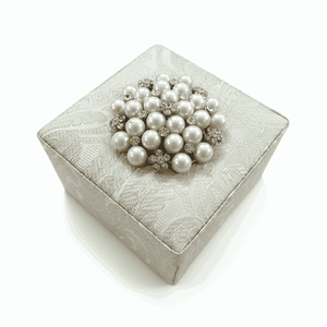 Caja de Regalo de Lujo con Tela Brocada Dorada y Broche de Perlas y Cristales, Caja de Recuerdo para Boda con Tapa Desmontable Cuadrada - Product Image 2