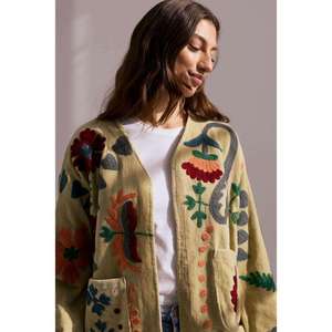 Veste en coton beige brodée à la main avec des motifs floraux Suzani, silhouette ouverte décontractée, style bohème contemporain, vêtements d'extérieur pour femmes - Product Image 1