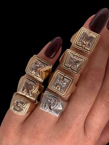 แหวนตัวอักษรขอบคู่ แหวนเพชรเพาะเลี้ยงในห้องปฏิบัติการ แหวนนิ้วก้อย แหวนตัวอักษรตามสั่ง แหวนเพชรตัวอักษร แหวนทองนิ้วก้อย - Product Image 3