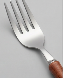 Ensemble de couverts minimalistes avec manches en bois, acier poli miroir, passe au lave-vaisselle, idéal pour les événements de restauration - Product Image 2