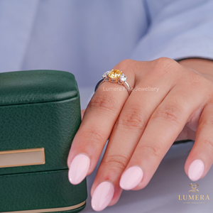 Bague de fiançailles à trois pierres en diamant de laboratoire jaune taille ovale, or massif ovale latéral certifié IGI pour femme, cadeau d'anniversaire - Product Image 5