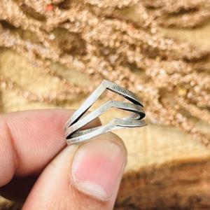 Anillo Boho de Latón con Triple Chevron en Forma de V, Plateado, Joyería Unisex al por Mayor - Product Image 5