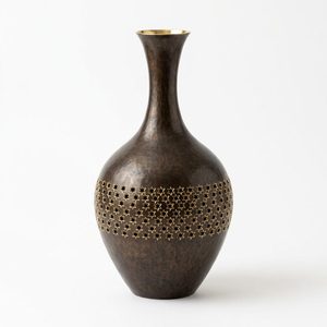Jarrón Alto Tradicional Indio de Latón Antiguo Hecho a Mano de 17 cm de Profundidad con Banda Perforada Sitara, Decoración Impresionante para el Hogar y Hoteles - Product Image 6