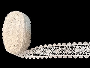 ลูกไม้กีปัวร์ลายดอกไม้สีขาวโพลีเอสเตอร์จากโรงงานโดยตรง – ริบบิ้นโครเชต์ลายดอกเดซี่ขอบหยักสองชั้นสำหรับเสื้อผ้าและของตกแต่งบ้าน - Product Image 5