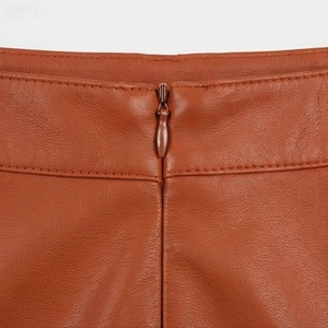 Jupe crayon mini en similicuir taille haute pour femme avec fente latérale, couleur unie, design brillant, à porter toute l'année - Product Image 4