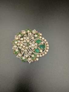 Conjunto de Joyería Amaira Jewels SM-30 Chapado en Oro con Flores, Cristales Verdes en Forma de Pera y Pedrería, Estilo Clásico para Bodas, Color Blanco Polki - Product Image 4