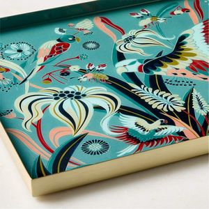 Plateau de service décoratif de luxe en métal émaillé, finition dorée, motif artistique d'oiseaux tropicaux botaniques, plateau de table basse ottoman - Product Image 1