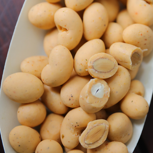 Fábrica de grageas al por mayor de alta calidad deliciosos bocadillos de caramelo HALAL OEM 75G Shichimi Chocolate recubierto almendras anacardos - Product Image 5