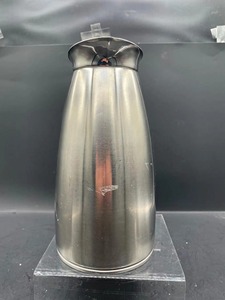 Carafe à boisson en acier inoxydable avec couvercle, pichet à eau moderne en métal avec poignée élégante pour usage hôtelier - Product Image 3