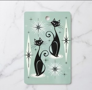 Tabla de cortar rectangular verde menta con diseño de gatos negros y estrellas, con orificio para colgar - Product Image 1