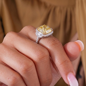 Bague de fiançailles et de mariage fantaisie en or jaune pour femme, sertie d'un diamant de laboratoire taille coussin, d'une pierre latérale taille Cadillac et d'un micro-pavé - Product Image 6