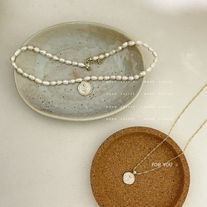 Collar de Perlas Elegante Francés Vintage para Mujer, Colgante de Moneda de Oro Rosa con Perla Genuina de Agua Dulce, Cadena de Suéter con Esmalte Blanco - Product Image 2