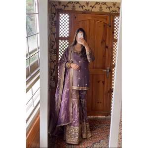 Ropa de Diseñador India y Pakistaní, Top-Sararo y Dupatta Elegante para Fiestas - Product Image 3