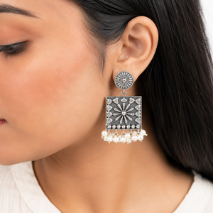 Pendientes Colgantes Étnicos Banjara de Aleación de Plata Oxidada y Oro al por Mayor, Diseño Largo y Elegante, Regalo Tradicional Antiguo para Mujer - Product Image 1
