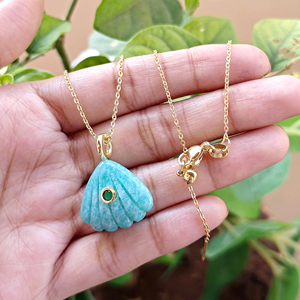 Colgante tallado en forma de concha de amazonita azul oceánico con engaste de circonita cúbica verde esmeralda, cadena chapada en oro de 18k, collar de piedras preciosas. - Product Image 6