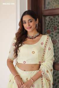 Conjunto de Lehenga Choli Dupatta de última moda, ropa étnica de alta calidad y diseño exclusivo, en seda Vichitra con lentejuelas y bordados. - Product Image 3