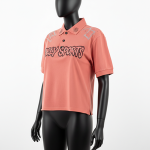 Polo de Punto Piqué Grueso Transpirable para Mujer, 220 GSM, Mezcla de Algodón Suave, Color Coral Melocotón, Logotipo Termoadhesivo con Pedrería - Product Image 4