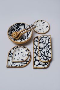 Plateau de service en bois Mina pour salades, chocolats et fromages, forme goutte d'eau, émail monochrome noir et blanc, céramique, forme minimaliste pour apéritifs - Product Image 2