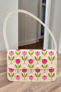 Sac à bandoulière en perles fait main pour femme, motif tulipe, sac à main de créateur floral, mini sac de soirée tendance avec broderie de perles - Product Image 1