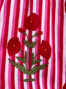 Robe longue en coton rouge à rayures florales pour femme, manches bouffantes, col à revers, silhouette trapèze, à volants, vente en gros de boutique du Rajasthan - Product Image 5