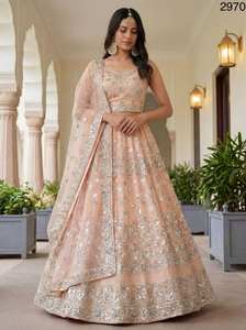 Lehenga Choli Dupatta de Novia con Bordado Intenso Color Durazno, Diseño de Lujo para Bodas y Fiestas, Ropa India y Pakistaní para Mujer, Todas las Temporadas - Product Image 5