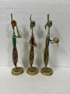 Ensemble de 3 poupées musicales en fer décoratives multicolores – Article cadeau et objet de décoration pour la maison et la table - Product Image 4