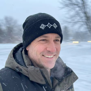 Chapeau en tricot jacquard uni personnalisé avec logo, protection des oreilles, bonnet chaud d'hiver - Product Image 1