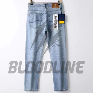 กางเกงยีนส์เดนิมทรงตรงสีฟ้าอ่อนสำหรับผู้ชาย แบรนด์ BLOODLINE ทรงสลิมฟิต เอวกลาง ลวดลายพิมพ์ผ้าฝ้าย ซักแบบแซนด์วอช สไตล์ลำลองสำหรับฤดูใบไม้ผลิ - Product Image 3