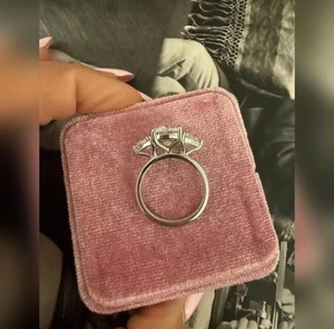 Bague en diamant de laboratoire taille coussin allongée de 4 carats pour femme, bijoux de luxe en or pour mariage, fiançailles, cadeau d'anniversaire - Product Image 3