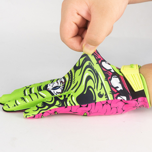 Guantes de fútbol de dedo completo con estampado de monstruo rosa y verde, antideslizantes, para deportes al aire libre, unisex, para todas las estaciones, con cierre de gancho y bucle. - Product Image 4