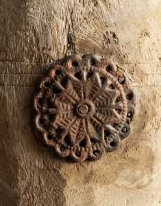 Pot de fleurs en bois sculpté à la main, style rustique, motif géométrique avec centre en métal décoratif, pour usage extérieur et domestique, jardinière pour plantes - Product Image 4
