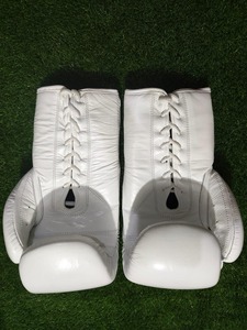 Gants de boxe en cuir blancs à lacets Cletto Reyes, équipement d'entraînement professionnel - Product Image 2