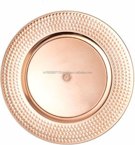 Assiette de service en métal martelé à la main pour les mariages à destination ou les fêtes à thème avec une esthétique rustique et luxueuse - Product Image 4