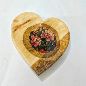 Plateau en bois de coeur floral artistique pour fruits secs un mélange unique de fonctionnalité d'élégance et d'artisanat traditionnel - Product Image 1