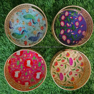 Plateau décoratif rond en fer de luxe avec motif floral de magnolia sur fond turquoise et bordure découpée en jaali argenté - Product Image 5