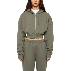 Ensemble 2 pièces pour femme de qualité supérieure avec fermeture éclair, dernières tendances, logo personnalisé, sweat-shirt court et pantalon de jogging pour femme. - Product Image 5